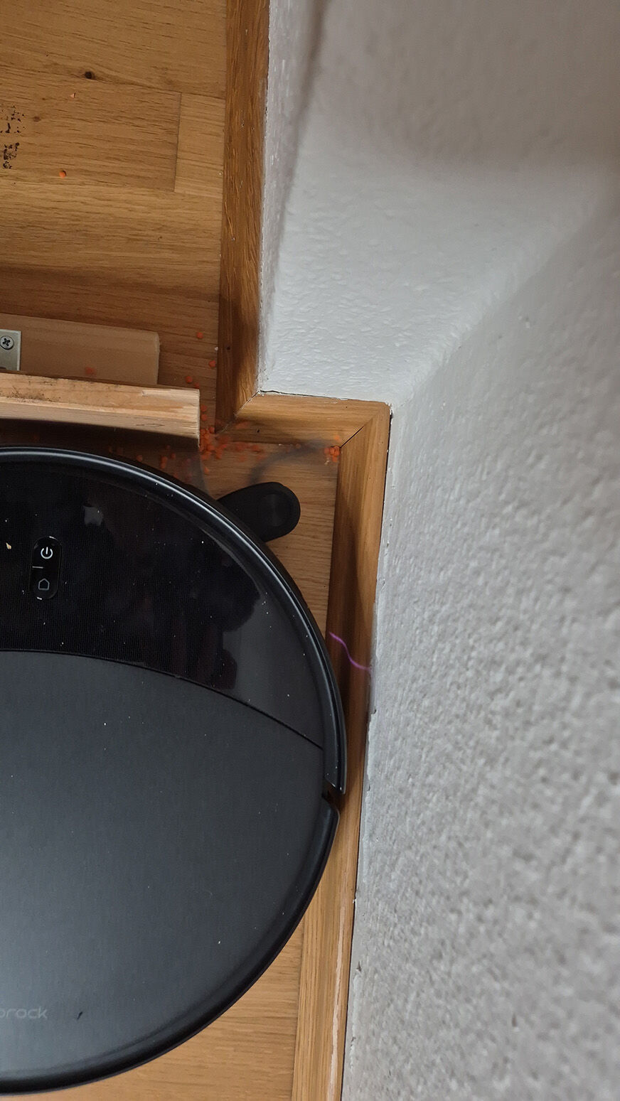 Der Saros 20 reinigt eine Zimmerecke mit leichtem Staubansatz.